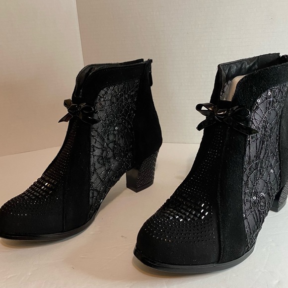 Huaqiang Black Boots with beads and Lace pattern women’s size 9.5  2.5 inch heel - Picture 6 of 11